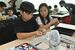 真剣な表情でプラモデルを作る子どもたち