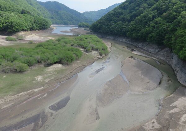 水不足の影響で湖底が見えるようになった五十里ダムの上流部＝５月20日、日光市西川（国土交通省関東地方整備局提供）