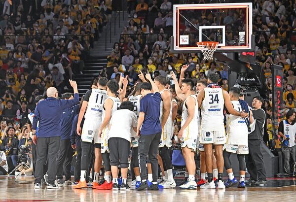 試合前に円陣を組むブレックスの選手ら=3日のA東京戦から、トヨタアリーナ東京