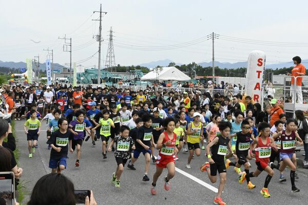 勢いよくスタートする参加者たち
