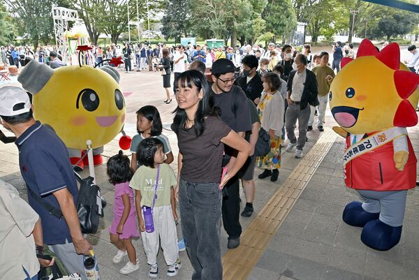 リニューアルオープンした施設に続々と入場する来館者＝３日午前９時35分、宇都宮市西川田町