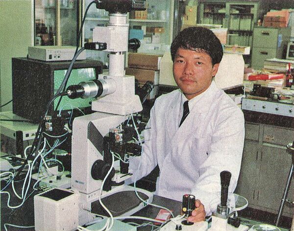 酵母の研究に励む岡本技師＝１９９０年、県食品工業指導所