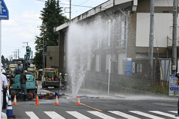 道路から上がる水柱