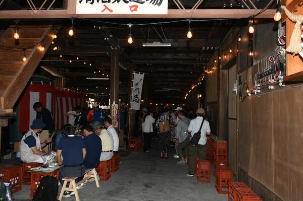 「酒蔵集合！その二」が開かれた飯沼銘醸の清酒醸造場＝５月30日、栃木市