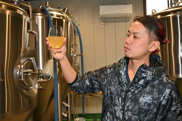 「日本」をイメージして造っているビールを確認する小野崎さん＝小山市