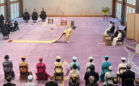　「加冠の儀」で燕尾纓の冠を着け、天皇、皇后両陛下と秋篠宮ご夫妻に一礼される悠仁さま＝６日午前１０時１３分、宮殿・春秋の間（代表撮影）