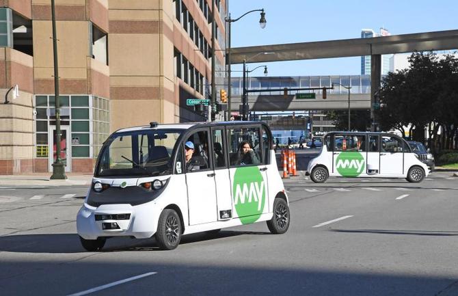 自動運転電気自動車がデトロイト中心部の通りを走る。車両は「メイモビリティ社」製で、地元企業の社員を送迎している=5月23日