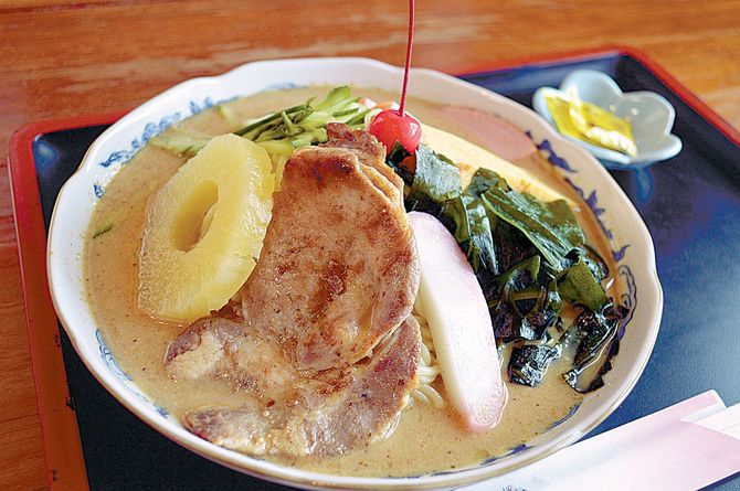 パイナップルやかまぼこものる店名物「冷やし中華」