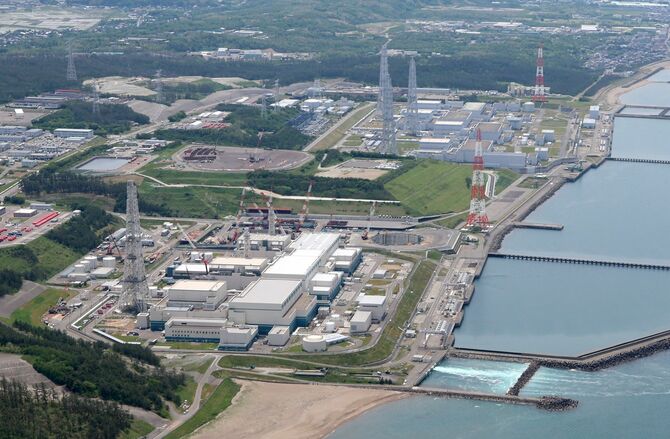 運転停止中の東京電力柏崎刈羽原発（新潟日報社ヘリから）