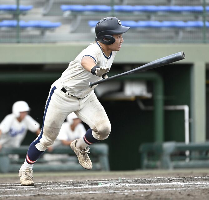 ８回、宇商の岸田が勝ち越しの適時打を放つ＝エイジェックスタジアム、森田大地撮影