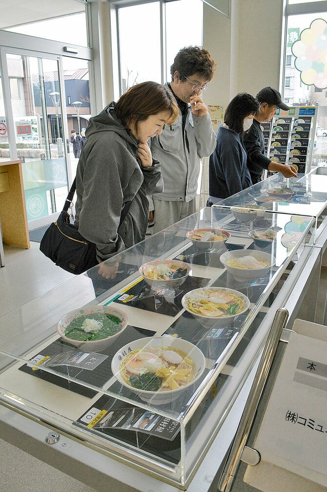 観光客だけでなく学生や地元の人まで興味津々、本物そっくりの佐野らーめんの展示。店選びに便利なキャプション付き