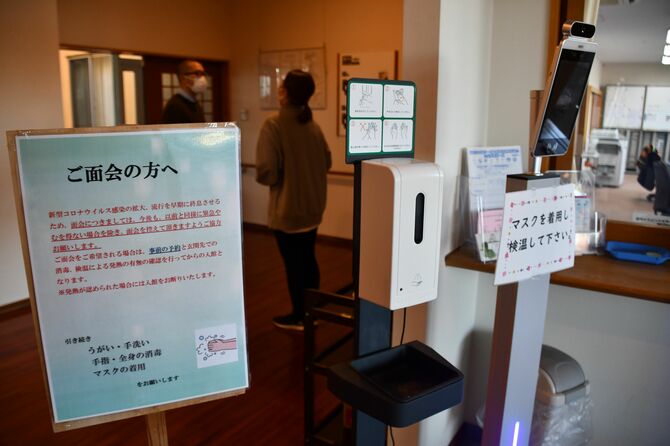 施設の入り口で面会制限やマスク着用などを周知している特別養護老人ホーム=20日午後、日光市今市