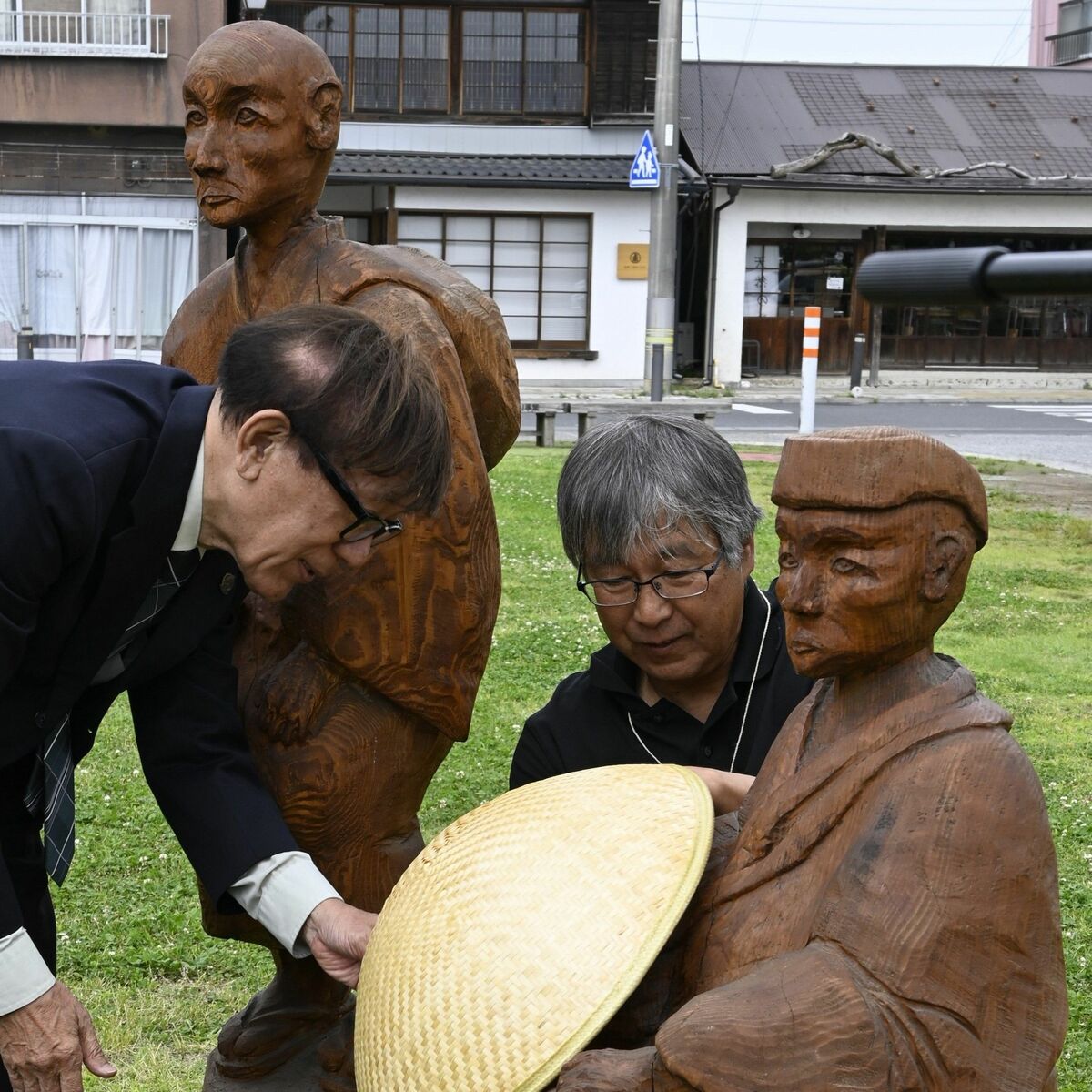 芭蕉さん、新しい笠よ ゆかりの地・鹿沼でチェーンソーアート像のかさ