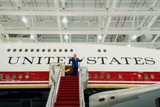 「トランプ色」専用機体を披露