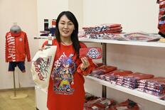 グッズ身につけ、会場赤に