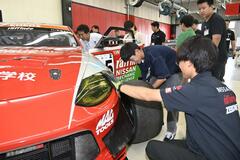 レース車タイヤ交換作業に挑戦
