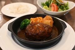 【グルメ探訪】あふれる肉汁のうまみ　ビーフハンバーグ（２００グラム）デミグラスソース　@home DiningOh!La-La（佐野）