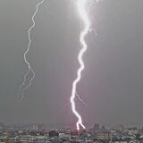 県内全域で激しい雷雨に　一時計３万5000軒超が停電、鉄道の遅れも