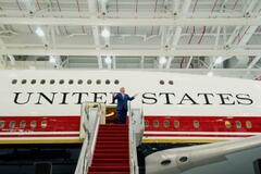 「トランプ色」専用機体を披露