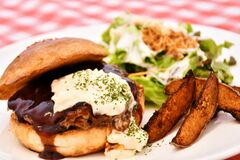 【食べた？】牛肉のうまみ、最大限に　日替わりバーガーランチ　NASU no BURGER（大田原）