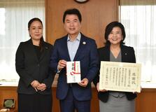 女性サポートへ 市に啓発品寄付