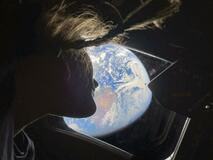 人類「最遠」飛行 きょう新記録　