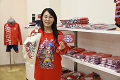 グッズ身につけ、会場赤に