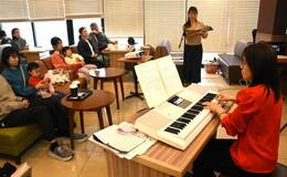 絵本に合わせピアノ演奏