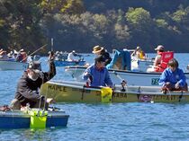 ワカサギ釣り解禁　日光・中禅寺湖
