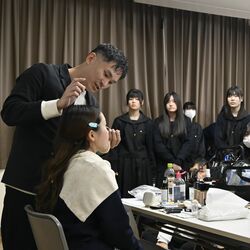 進学や就職前にメーク術プロから学ぶ 矢板東高で初の教室 思い描く“かわいい”目指し挑戦