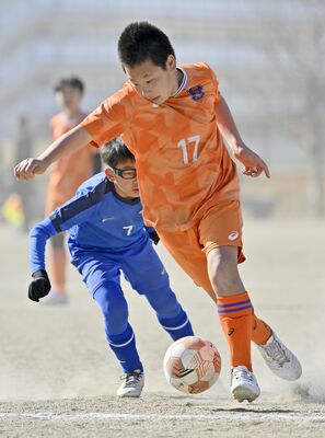 前半９分、ＦＣ氏家（塩南）のＦＷ岡崎がドリブルで突破する＝大松山運動公園多目的グラウンド、磯真奈美撮影