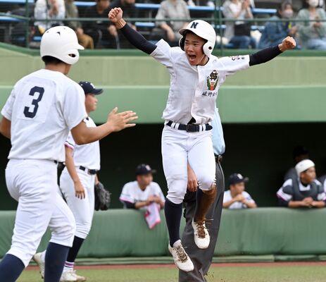 ４回、佐野日大の松本の犠飛で三走・吉田がホームイン