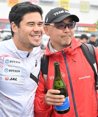 21日のアジア選手権で優勝を飾ったニナー（左）と写真に収まる村上さん＝廿日市市内