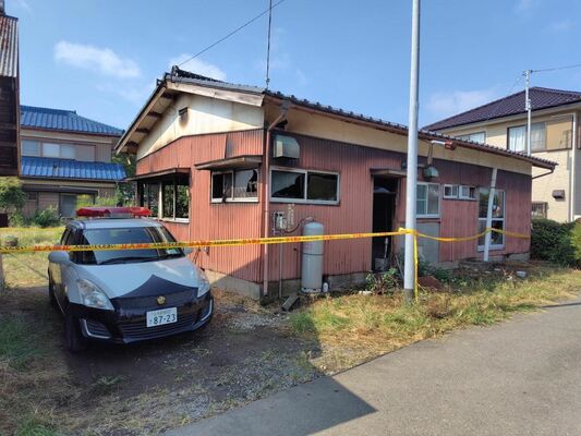 男性の遺体が見つかった住宅火災の現場＝小山市福良、27日午前８時50分ごろ
