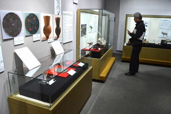 竜が描かれた鏡などが並ぶ企画展会場