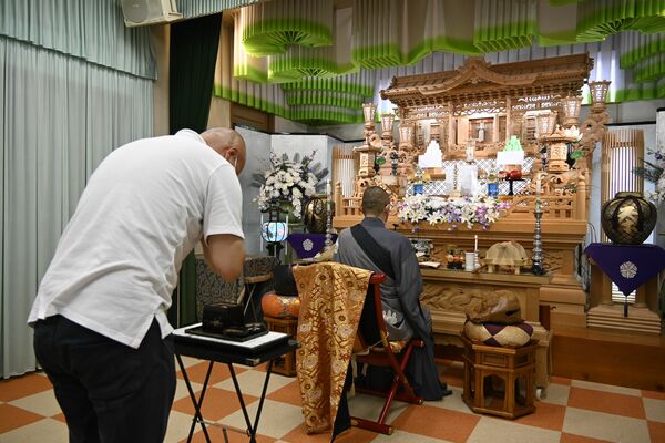 三松会の式場で執り行われた葬儀＝９日午後、群馬県館林市