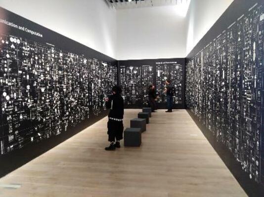　ケイト・クロフォード、ヴラダン・ヨレル「帝国の計算：テクノロジーと権力の系譜　１５００年以降」（インクジェットプリント、ビニールシート）の展示風景＝東京・六本木の森美術館（提供写真）
