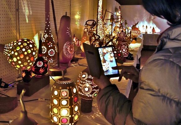 ランタンなどの作品が並ぶ会場