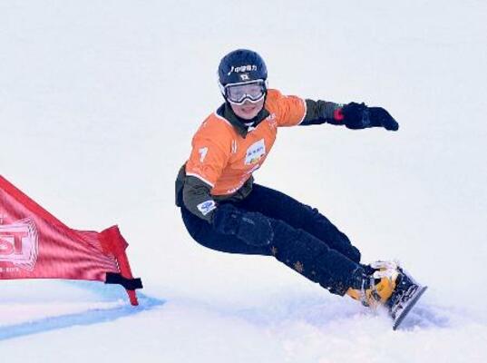 スノーボード女子パラレル大回転の3位決定戦で滑走する三木つばき=カレッツァ(共同)