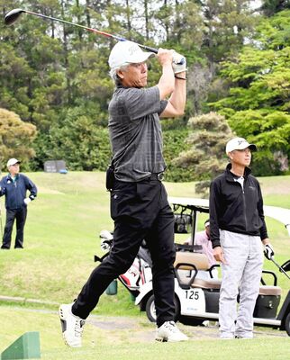 シニアの部で初優勝を果たした大関（左）・宮川組＝鹿沼ＣＣ、田中勝撮影