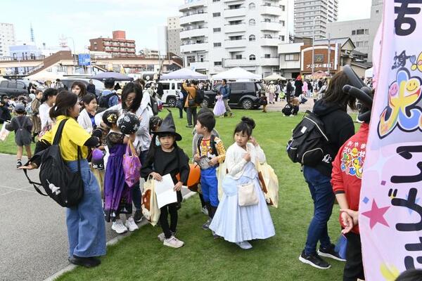 にぎわいを見せた昨年の西口まつり