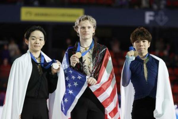 2024年12月、フィギュアスケート、GPファイナルの男子表彰式でメダルを掲げる(左から)2位の鍵山優真、優勝のイリア・マリニン、3位の佐藤駿=グルノーブル(共同)