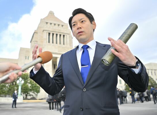 議事堂前で抱負を語る渡辺氏＝18日午前８時10分、国会、磯真奈美撮影