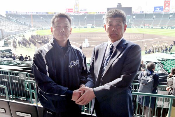 佐野日大の麦倉監督（右）と三重の沖田監督