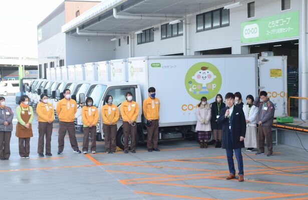 出発式であいさつする川端専務理事＝22日午前、佐野市