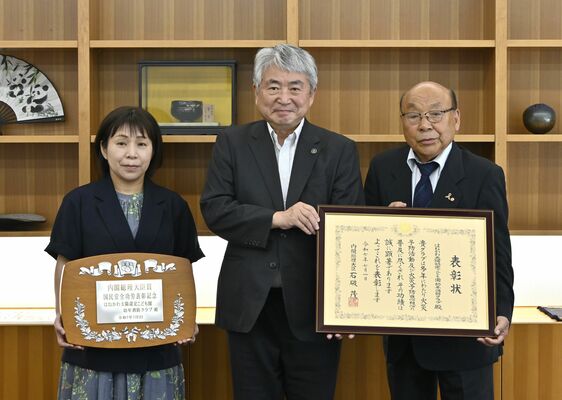 浅野市長（中央）に表彰を報告する鈴木理事長（右）と鈴木陽子園長