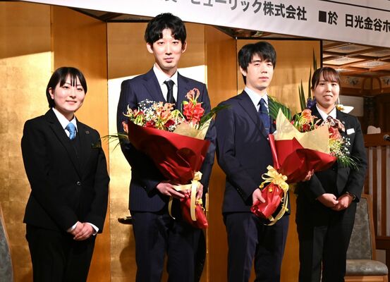 花束を受け取った藤井棋聖（右から２人目）と杉本六段（同３人目）＝２日夕、日光市上鉢石町の日光金谷ホテル