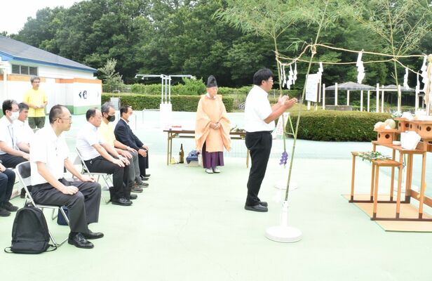 無事故を祈願する関係者