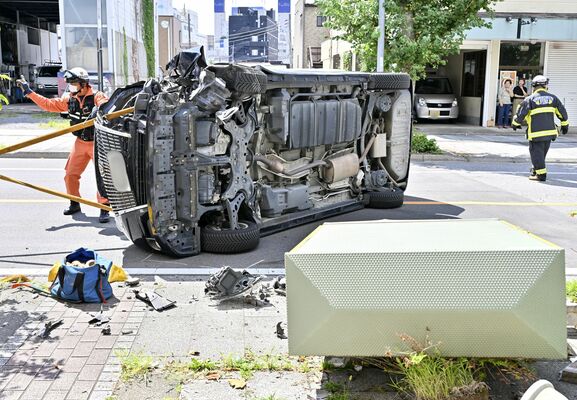 乗用車が横転した事故現場＝28日午前10時25分、宇都宮市昭和１丁目（写真は一部加工しています）