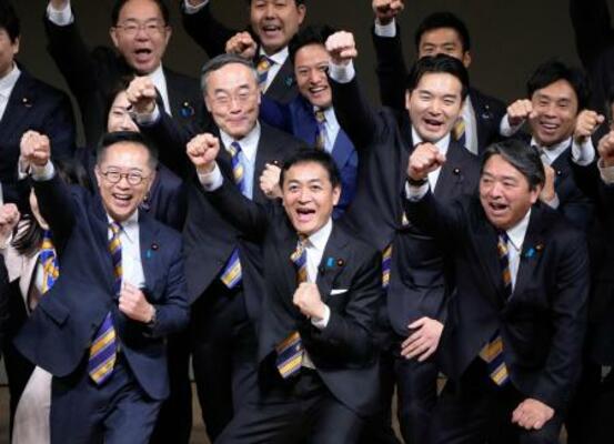 国民民主党の党大会で気勢を上げる玉木代表(前列中央)ら=5日午後、東京都内